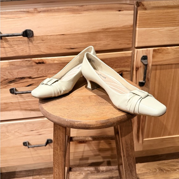 Easy Spirit Cream‎ Flats Versatile Comfort 8M - Picture 2 of 6